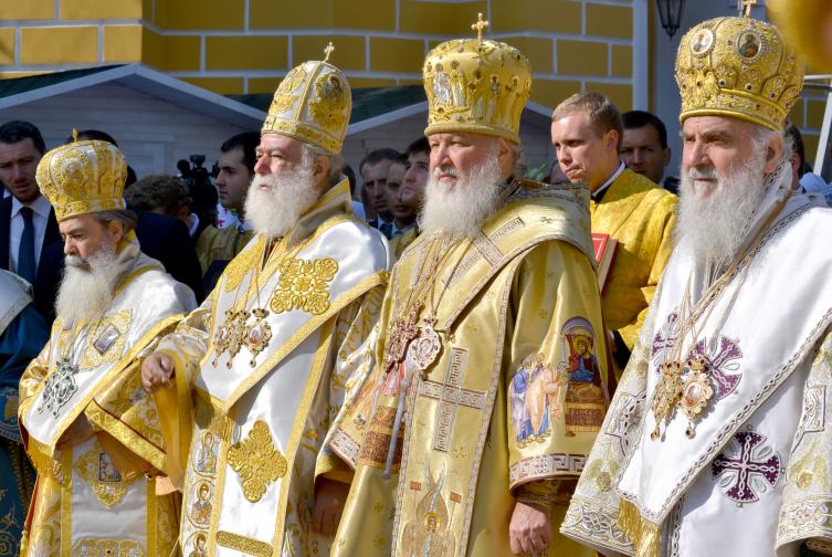  Константинополският патриарх за разлика от папата няма господство над другите патриарси и патриаршии. Православието вижда всички духовни чиновници, в това число и патриархът, като „ прислужници на Бога “, които са относително идентични, просто с разнообразни отговорности и друго място в йерархията на църквата като институция. 