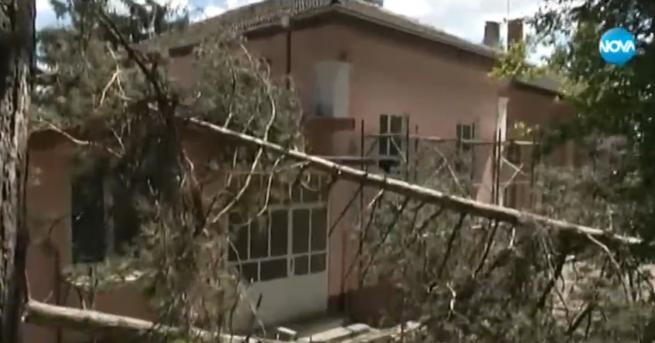 България Ураганен вятър нанесе щети в Северна България Отнесени покриви
