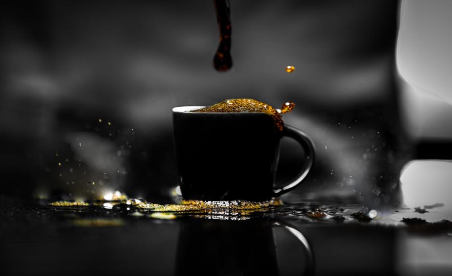 <p><strong>Колкото по-често и в по-големи количества пиете кафе, толкова по-малко ще ви влияе кофеина. </strong>Затова страстните консуматори, които пият шокиращи дози, гордо признават, че могат да изпият няколко литра от него, без да усетят нищо.</p>