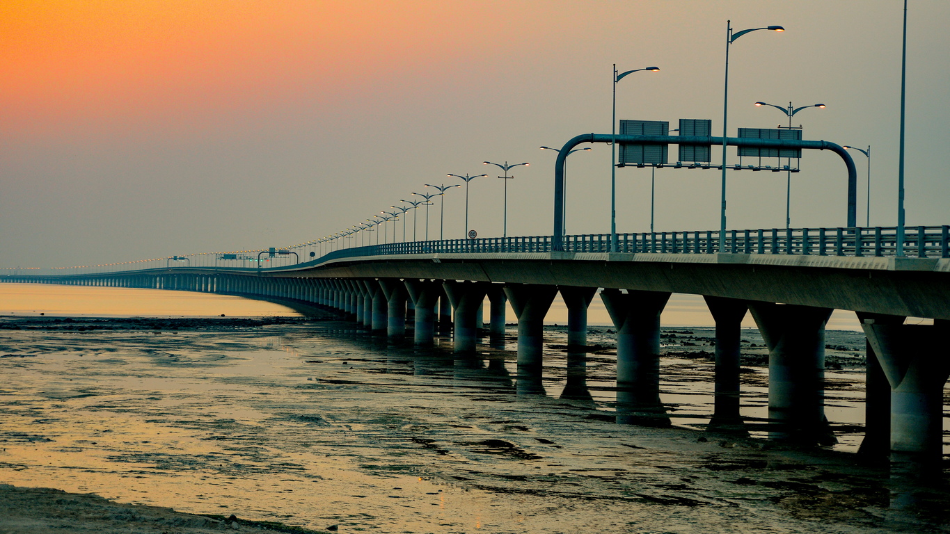 Благодарение на него се намалява времето за пътуване от 90 минути на по-малко от половин час.. Инвестициите в „Копринения град” се очаква да достигнат до 100 милиарда долара, като вече е направена 5 000 мегаватова електроцентрала в Субия.