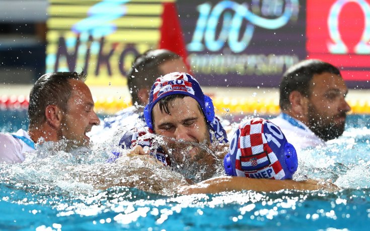 Гей целувка между ватерполисти блесна на корицата на L'Equipe