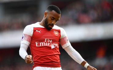 Нападателят на Арсенал Александър Лаказет може през лятото да облече