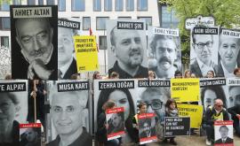  На фотографията: Активисти на митинг пред Турското посолство в Берлин, държейки фотоси на публицисти, задържани в Турция. 3 май, 2017 година 