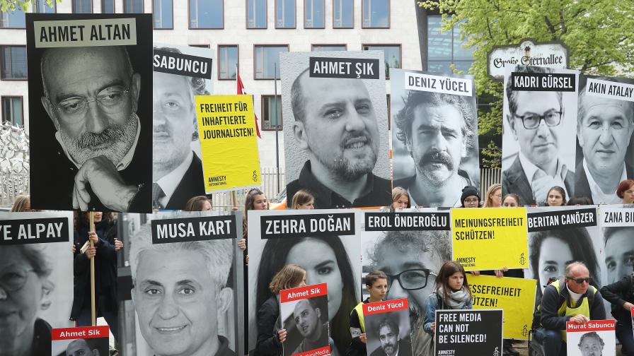 На снимката: Активисти на протест пред Турското посолство в Берлин, държейки снимки на журналисти, арестувани в Турция. 3 май, 2017 г.