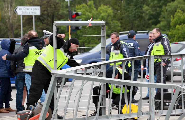  Кола блъсна четири деца, след което се прекатурна в река в София. Пострадали са три девойки на 17 години и едно момче на 16. Едното от децата е с открита фрактура, описаха очевидци. Две от децата паднали в реката след конфликта, те имат височинни контузии. Инцидентът станал на... 