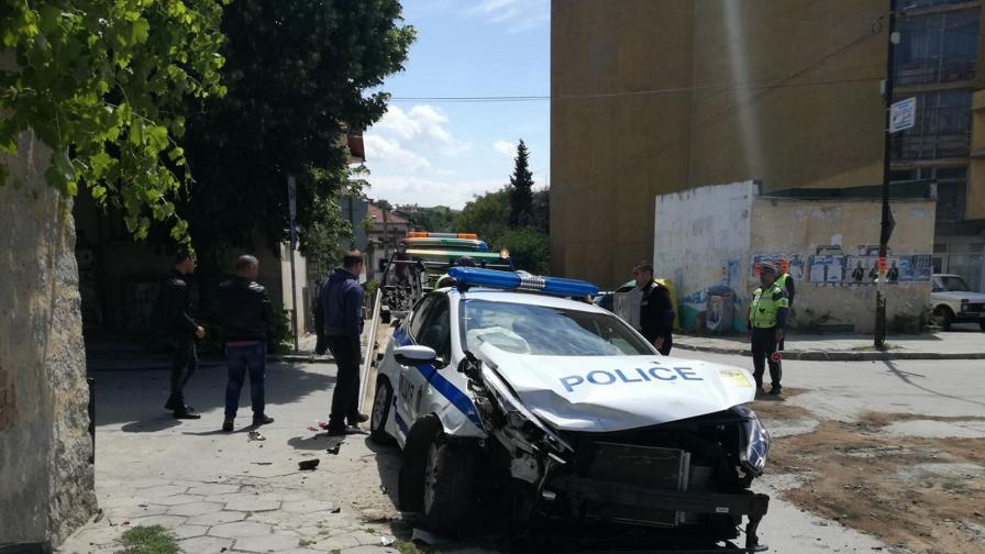  Кола блъсна патрулка в Сандански, ранени са двама служители на реда 