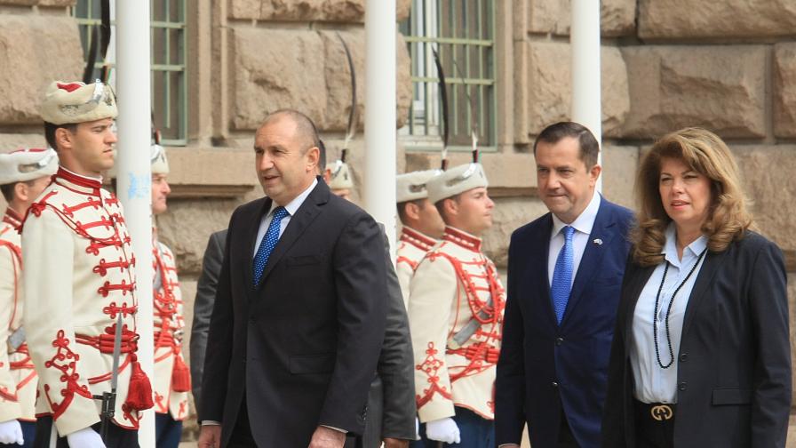  Радев: Президентството не е феодална институция 