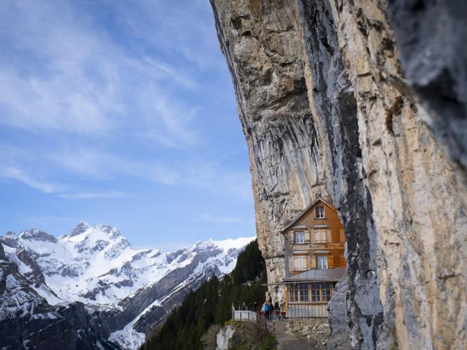  Високо в швейцарските Алпи е един от най-известните и мъчно налични заведения за хранене в света – Berggasthaus Aescher Cliff. 