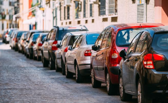 Млади българи решават проблема с паркирането в София