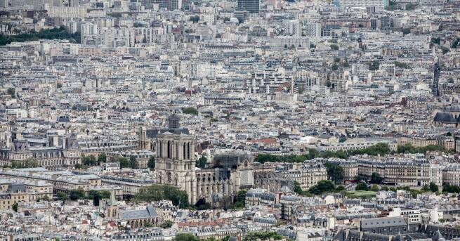 Свят Токсичен район в Париж след пожара в Нотр дам