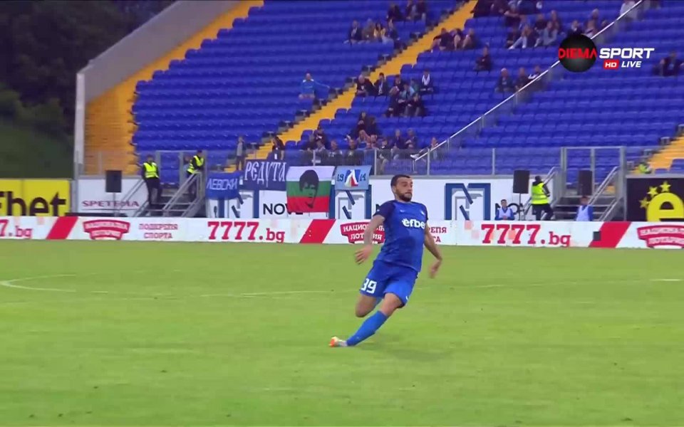 Бранителят на Левски Деян Иванов не успя да завърши домакинския