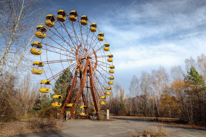 <p>6. Облакът от Чернобил достига България точно на 1 май.</p>

<p>За периода 30 април - 2 май радиоактивното замърсяване на приземния въздух средно за страната се повишава няколко хиляди пъти спрямо обичайните стойности преди аварията.</p>

<p>Българите обаче остават в пълно неведение за убийствения радиационен дъжд.</p>

<p>Показателно за мълчанието на Живков по този случай е разказът за случилото се на тогавашния зам.-председател на Министерски&nbsp;съвет Григор Стоичков, който е председател на правителствената комисия за преодоляване на последствията от бедствия и аварии. Той не само потвърждава липсата на реакция от страна на първия партиен и държавен ръководител, но и високомерното поведение на съветските власти, спестило информация за аварията на правителствено ниво.<br />
<br />
&quot;За аварията в чернобилската АЕЦ Министерски&nbsp;съвет не е получил официално съобщение от съветска страна, нито от съветското ръководство, както и от ЦК на БКП и лично от Тодор Живков. Първото кратко неофициално съобщение за аварията ние получихме на 29 април 1986 г.&quot;, свидетелства Стоичков.</p>