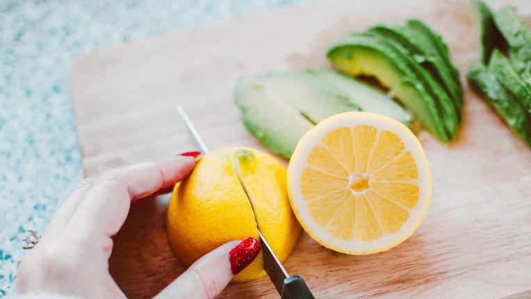 Лимонът – безценният плод за тялото и домакинството