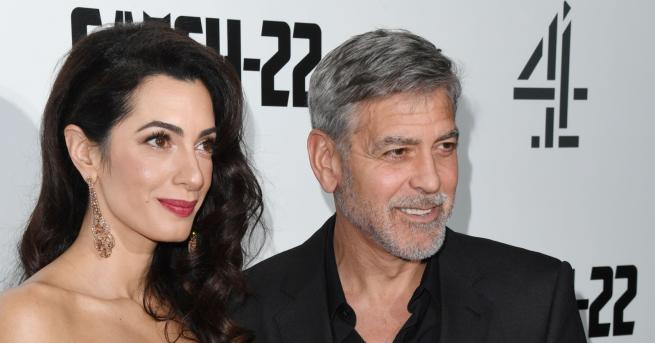 Любопитно Джордж Клуни на червения килим с тъща си Майката