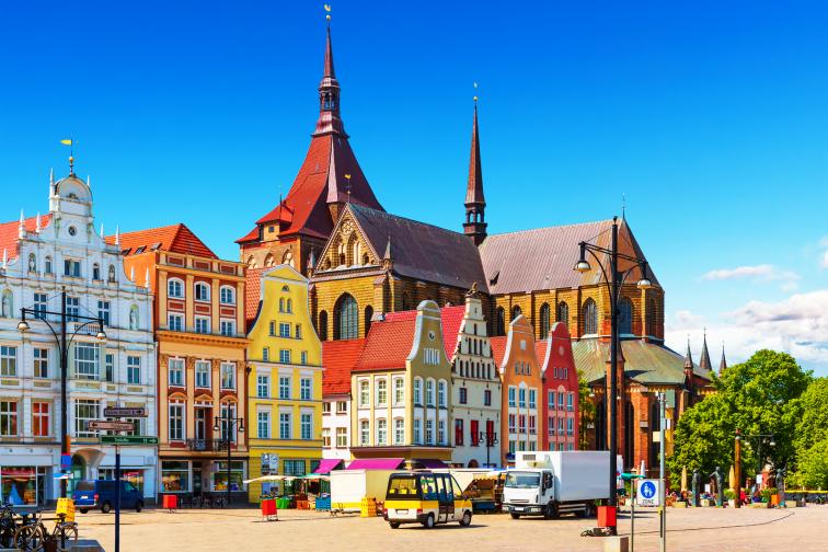  Росток <br> В мощните години на Ханзата Росток е бил един от най-важните разпределителни центрове на Балтийско море. В наши дни всяко лято в града се организира празникът 