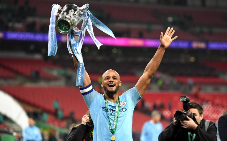 Издигат статуя на Компани на „Етихад”