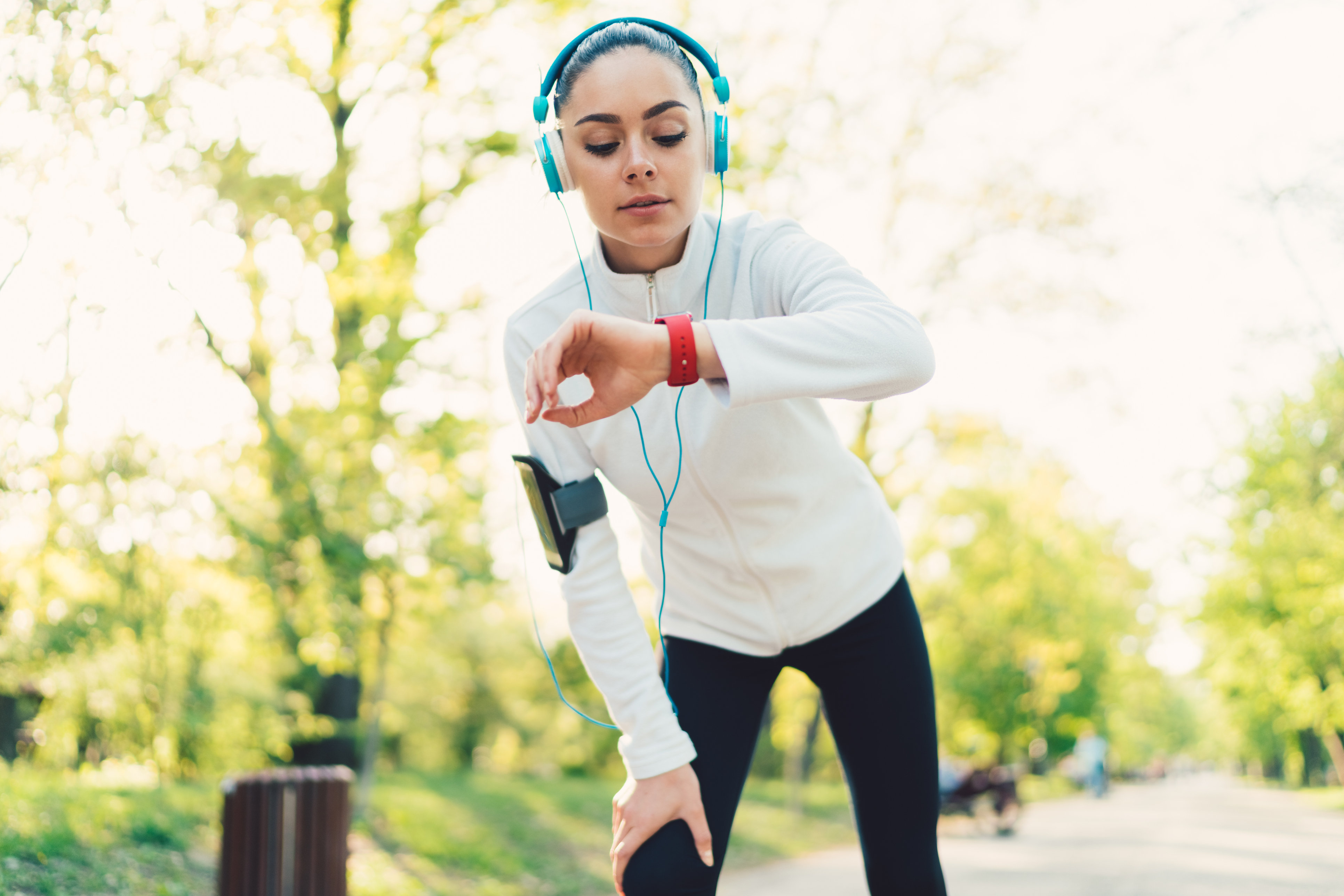 Fitness Tracker Подходящ подарък за запалените по спорта. Повечето модели имат вграден пулсомер, до 5 дни живот на батерията, както и възможност за следене качеството на съня.