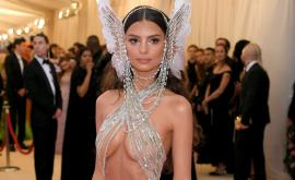  Емили Ратайковски 