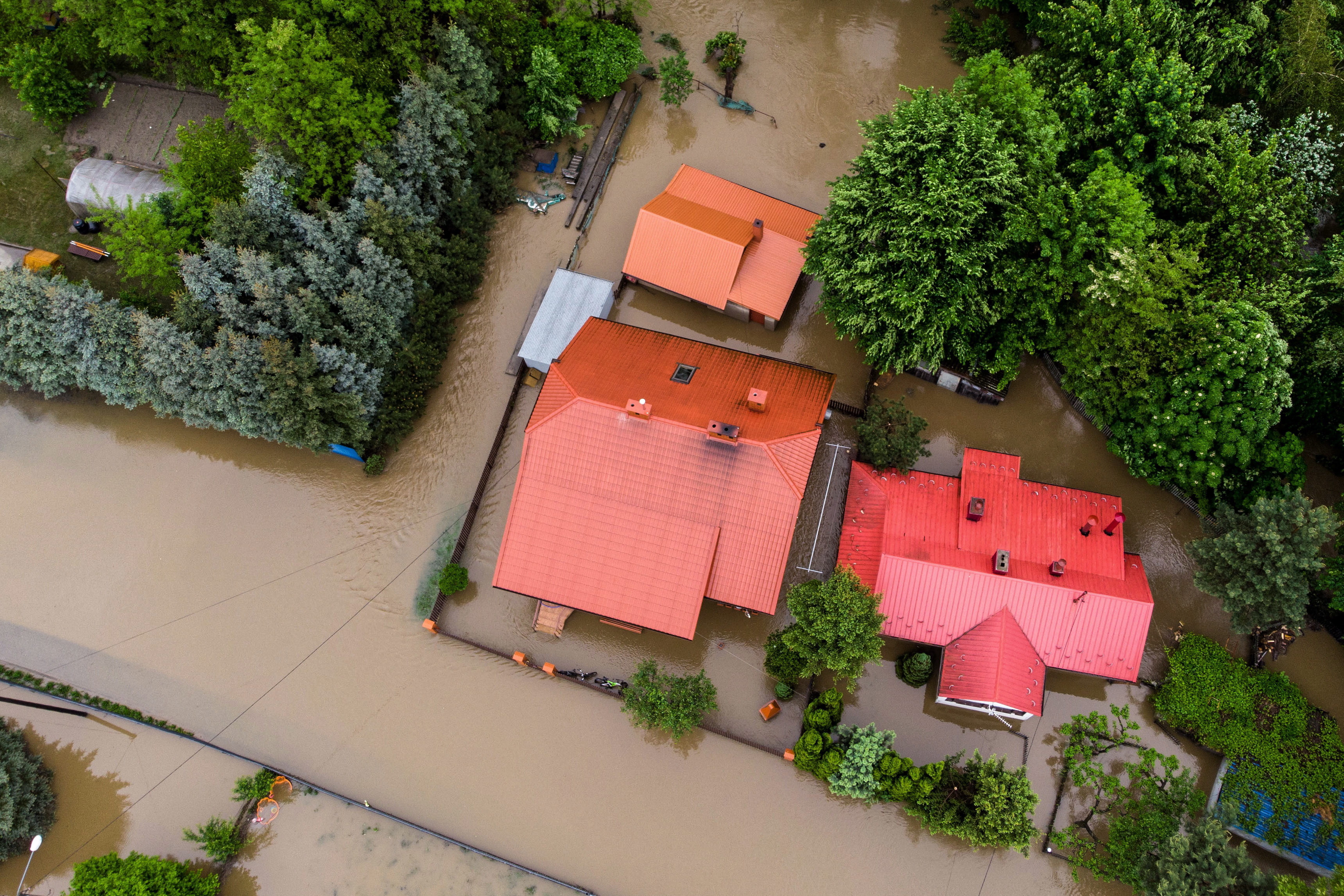 През последното денонощие в някои части на Полша паднаха дъждове в количество, равно на месечната норма за сезона. На места е обявена опасност от наводнения. Части на полската армия ще участват в преодоляването на последиците