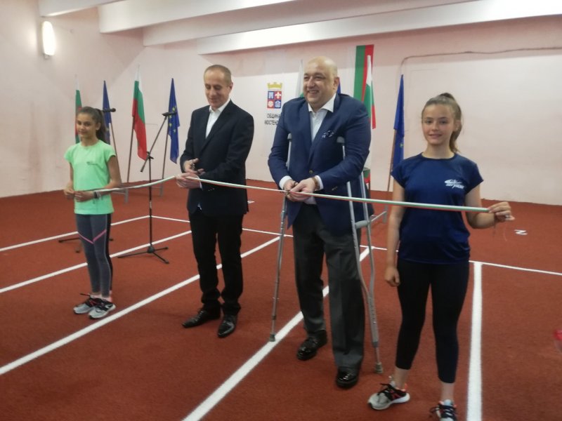 Министър Кралев откри обновената закрита писта за лека атлетика в1
