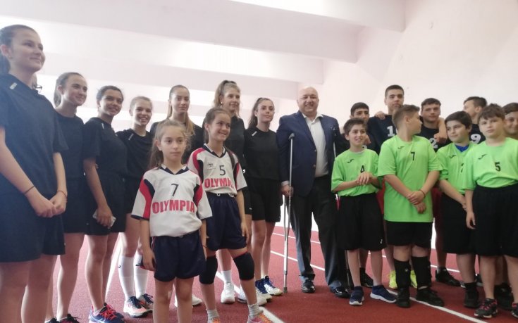 Министър Кралев откри обновената закрита писта за лека атлетика в Кюстендил