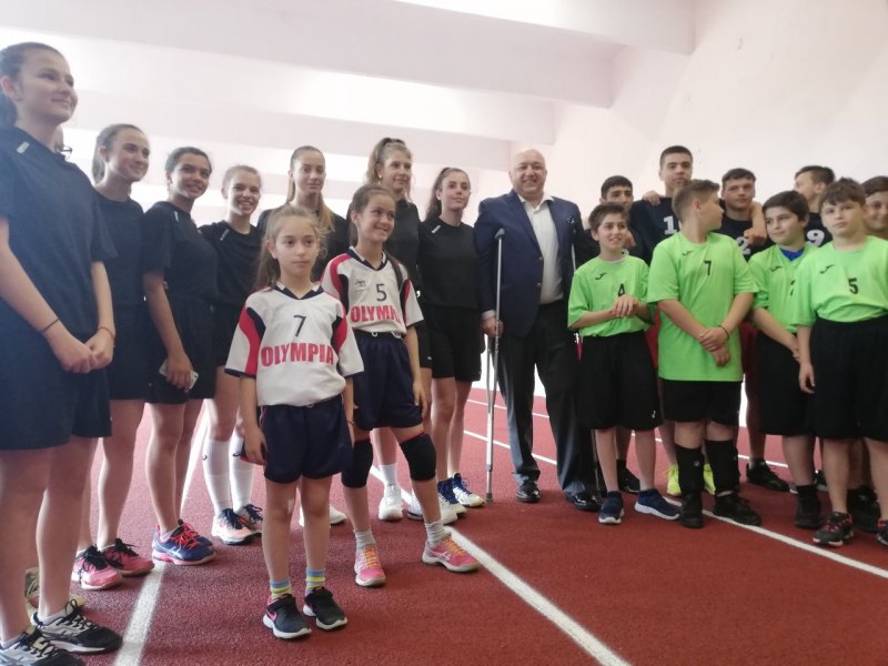 Министър Кралев откри обновената закрита писта за лека атлетика в1