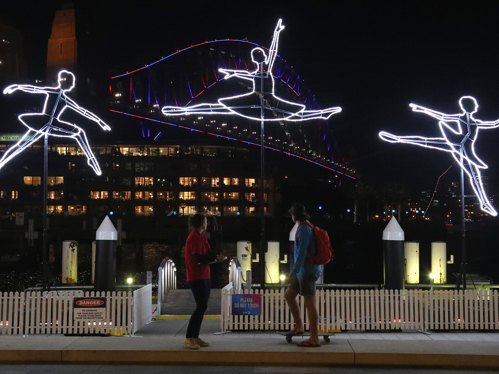 Хора гледат светлините на фестивала Vivid Sydney 2019 в Сидни, Австралия. Vivid Sydney ще се проведе от 24 май до 15 юни и е най-големият фестивал от този вид в южната част на Земята