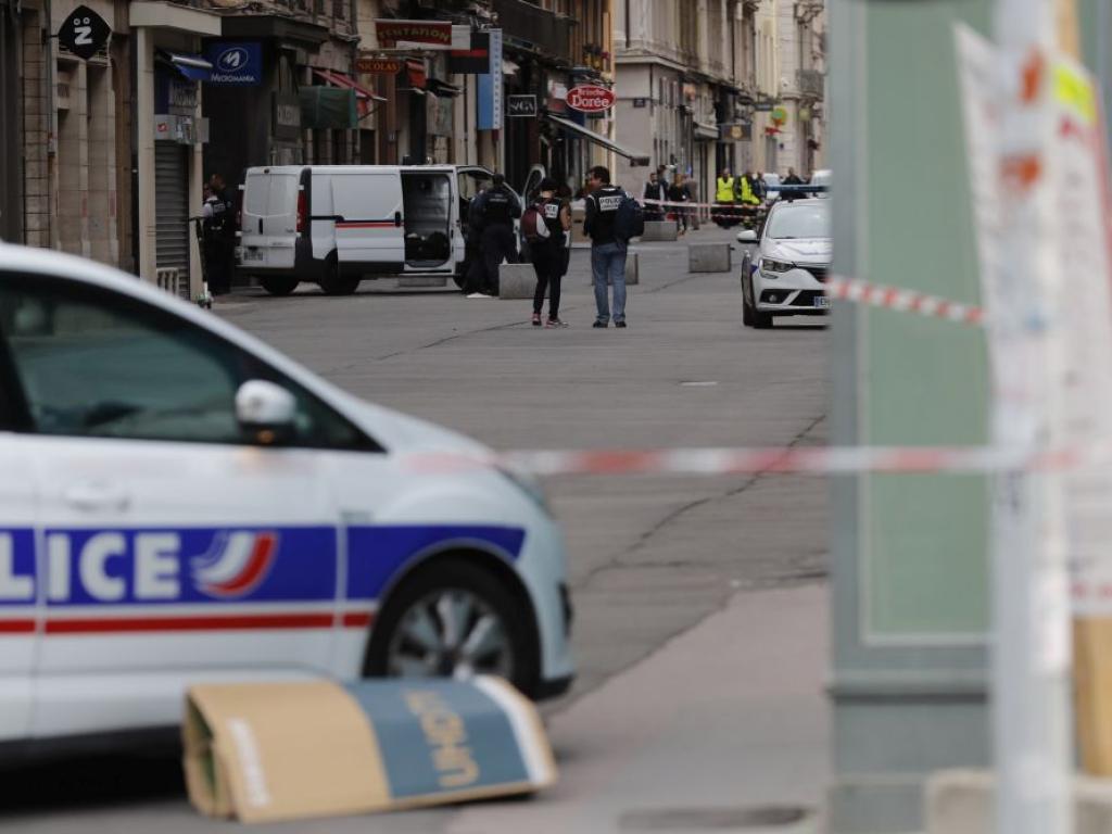 Мъж с нож взе няколко служители за заложници в ресторанта