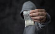  Арестуваха българин препълнен с пликчета кокаин 