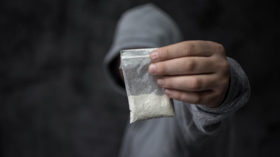 Арестуваха българин натъпкан с пликчета кокаин