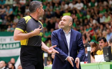 Старши треньорът на Левски Лукойл Константин Папазов джентълменски поздрави Балкан