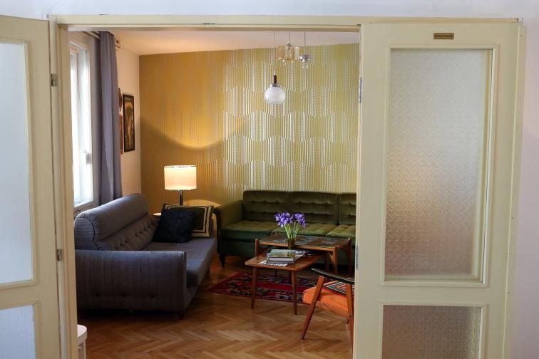  Стаите наподобяват по този начин, като че ли са извадени от списание за идеалния дом на всеки социалистически жител. 