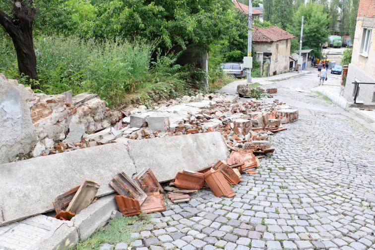  Наводнени приземни етажи, изби, улици, паднали огради, разрушени пътища, отнесени коли. Това са част от вредите, нанесени от съботната стихия, която връхлетя Хасково 