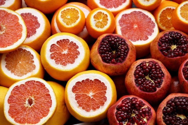 <p>Сред плодовете тези с най-голямо съдържание на желязо са цитрусите. В портокалите и лимоните има 0,6 мг. желязо, в мандарините 0,1 мг., а грейпфрутът и кивито 0,41мг. Сред останалите плодове, които е задължително да включим във всекидневното си меню са сушените плодове,&nbsp;ягодите, смокините, сливите, сокът от сливи, боровинките,&nbsp;динята,&nbsp;пъпешът и&nbsp;мангото.</p>