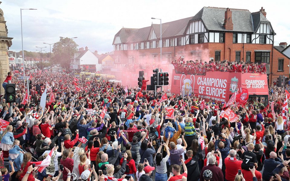 Парадът на Ливърпул по улиците на града бе в разгара