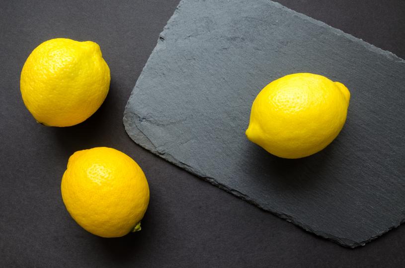 <p><strong>Ако се затруднявате да изстискате сока от лимон,</strong> опитайте да го оставите за 15 секунди&nbsp;в микровълновата. Топлината ще омекоти плода и ще улесни освобождаването на соковете.</p>
