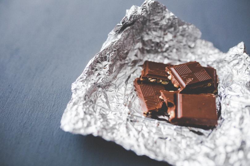 <p><strong>Разтопяването на масло и шоколад </strong>са едни от най-полезните свойства на микровълновата, като освен това не замърсява излишно други кухненски принадлежности. За да не изгорите шоколада, правете пауза на всеки 30 секунди и разбърквайте добре, докато не получите задоволителен резултат.&nbsp;</p>