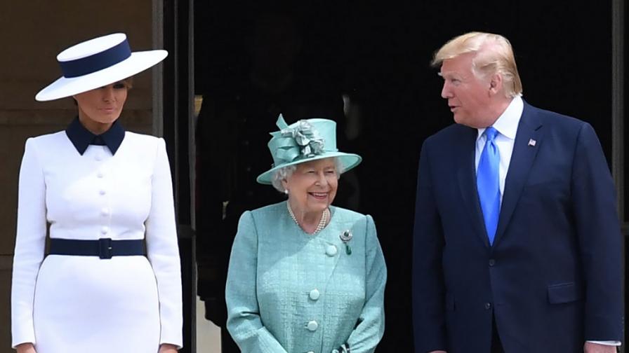Тръмп и Мелания при кралицата, скандал преди кацане