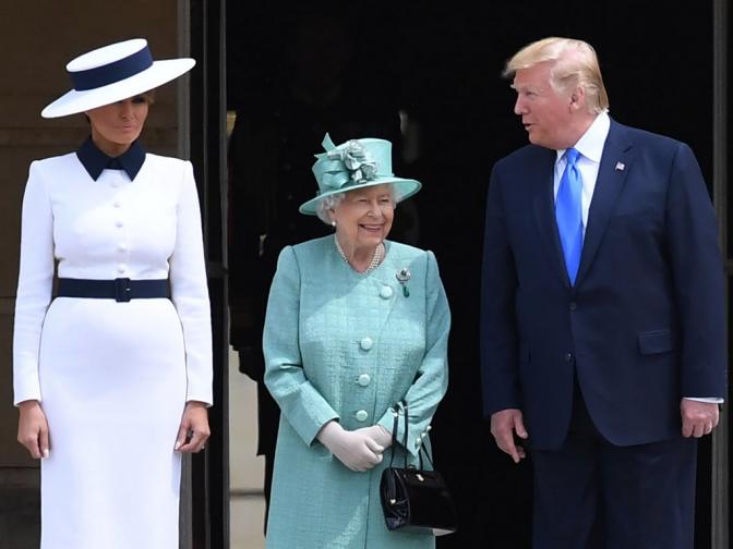  Американският президент Доналд Тръмп дойде с първата дама Мелания Тръмп в Бъкингамския замък в Лондон, с цел да бъде посрещнат от кралица Елизабет II. 