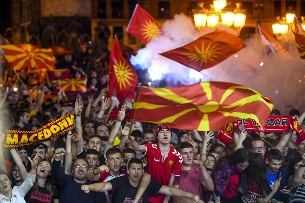 Хиляди излязоха по улиците на Скопие, за да празнуват титлата на Вардар
