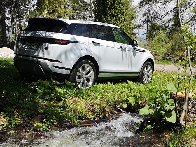  Оригиналът се трансформира в най-бързо продаваният модел на Range Rover, което движение ще е мъчно да се поддържа, само че пък новият модел е не по-атрактивен като визия, препълнен с всевъзможни технологии. Винаги ще одобрявам този автомобил. 