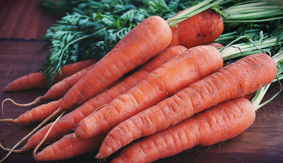 <p>Съдържащата се в морковите целулоза помага в грижите за стройна фигура, подпомага отслабването и освобождава тялото от вредните токсини.</p>