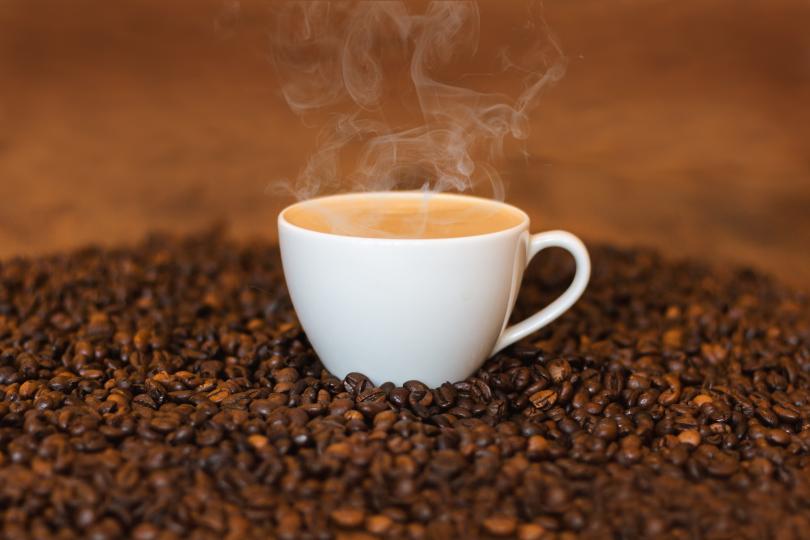 <p><strong>Кафе</strong></p>

<p>Сутрешното кафе не е единствено източник на енергия &ndash; тази напитка съдържа биоактивни вещества, които могат да помогнат за защита на кожата от развитие на меланома, сочи проучване, публикувано в журнала на Американския институт за рака.</p>

<p>Според учените, които проследили състоянието на две групи доброволци за период от 10 години, колкото повече кафе пият хората, толкова е по-малко вероятно да бъдат засегнати от заболяването. Оказало се, че пиещите по 4 чаши кафе дневно имали 20% по-малък риск от развитие на меланома, отколкото другите, които не пиели кафе.</p>