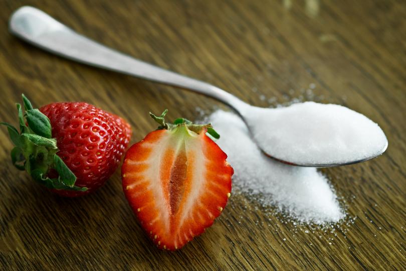 <p>Максимум 10 процента от енергийните нужди на организма би трябвало да се покриват от кристалната захар. А това са&nbsp;<strong>50 грама на ден</strong>. Същата доза важи и за онези, които предпочитат кафявата захар или меда, с който си подслаждат чая. С други думи: не приемайте повече от 50 грама захар на ден, за да бъдете здрави!</p>