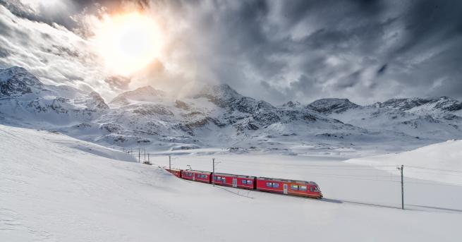 Свят Русия откри първата арктическа железопътна услуга Цялото пътуване ще