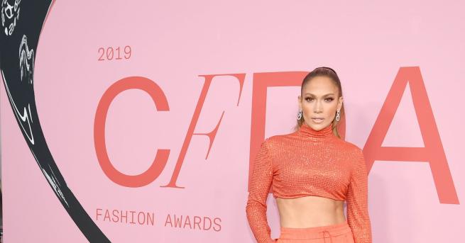 Любопитно Тоалетите на най добре облечените звезди тази седмица В понеделник