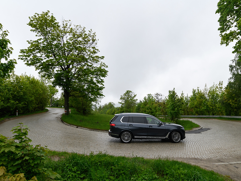 Най-големият модел в баварската гама не е нищо друго, а една супер лимузина, но във формата на най-предпочитания клас автомобили в момента. Не отстъпва по нищо на Серия 7, а в някои направления дори я превъзхожда.