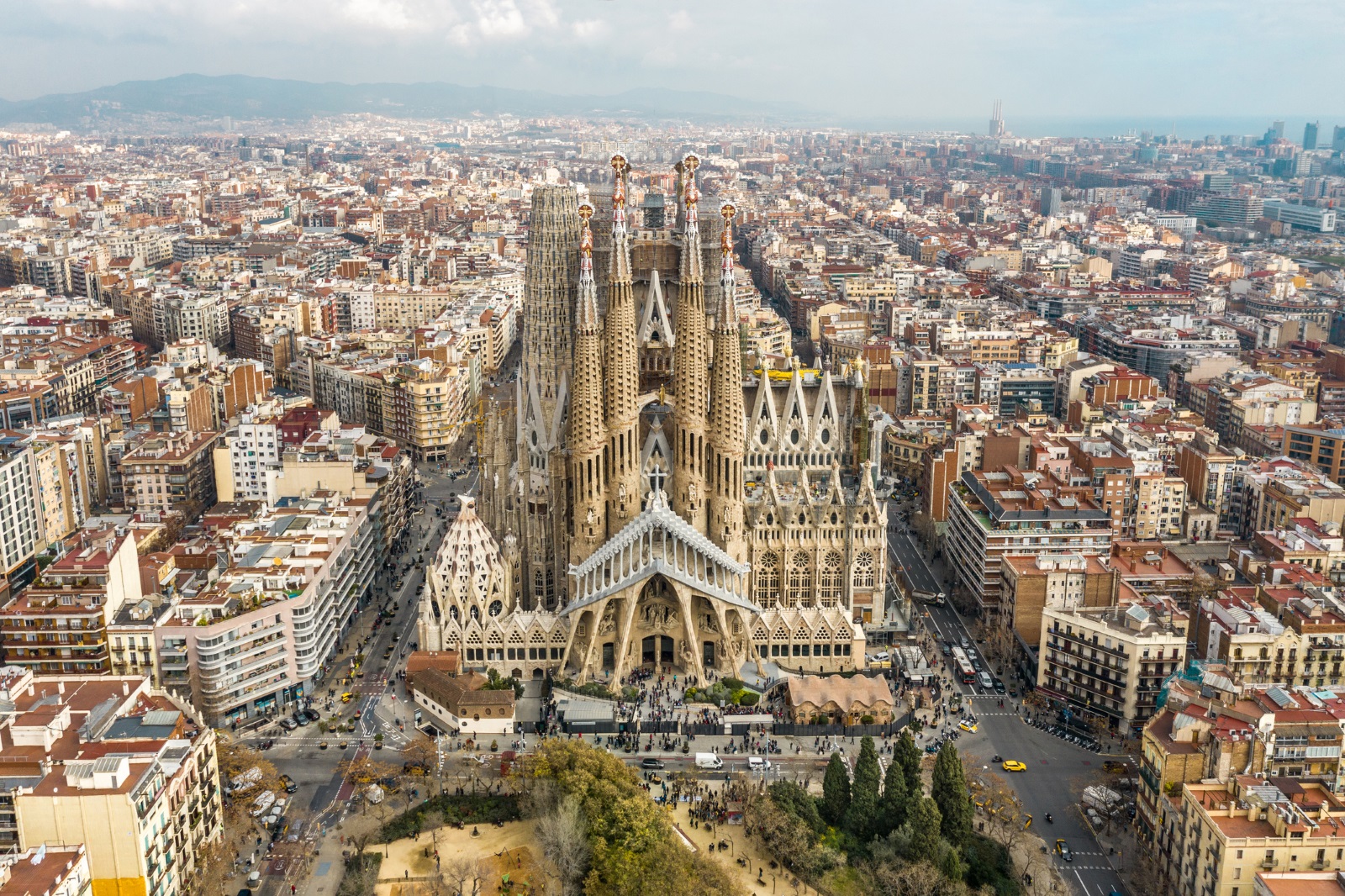 Един от най-известните туристически обекти в Испания е Саграда Фамилия в Барселона. Впечатляващата недовършена църква, която се посещава от повече от четири милиона души годишно, е плод на въображението на испанския архитект Антони Гауди. Любопитен факт е, че 137 години църквата не е довършена, защото няма разрешение за строеж. Документът беше издаден преди броени дни и важи до 2026 г., когато се предполага, че обектът ще бъде довършен.