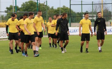 Двама холандци халф и бранител пристигнаха в лагера на Ботев