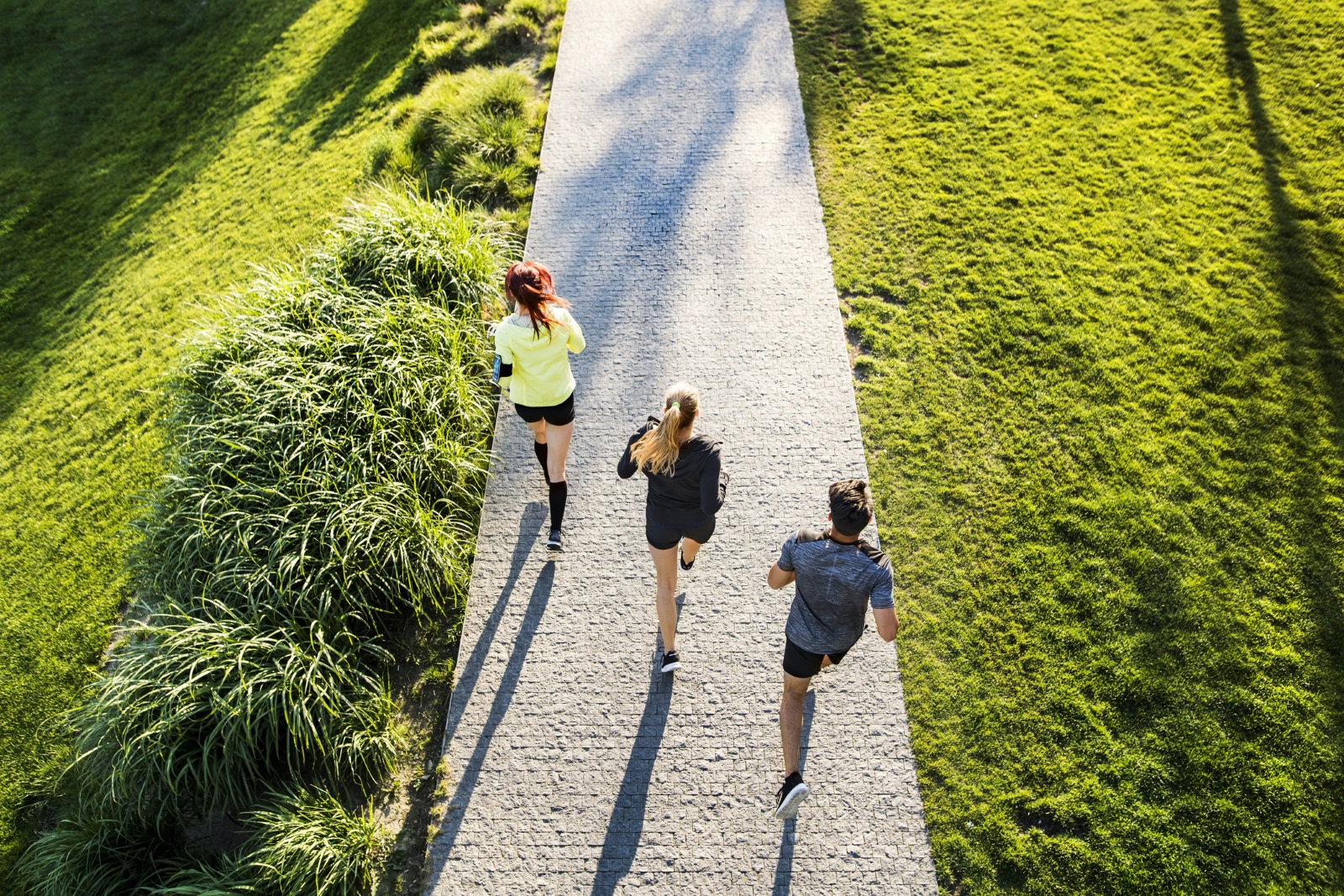 Джогинг<br />
Бягането е страхотна кардио физическа активност, а лятото е перфектният сезон за това. Съобразето го със свободното си време, изберете не толкова гореща част от деня, вземете със себе си вода за пиене и ако сте начинаещ в тази активност,  пробвайте за начало да редувате тичане със ходене.